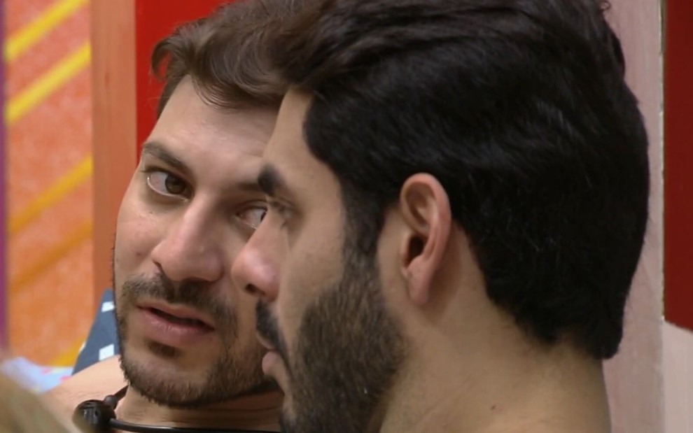 Caio e Rodolffo conversando no sofá do BBB21, da Globo, nesta sexta (29)