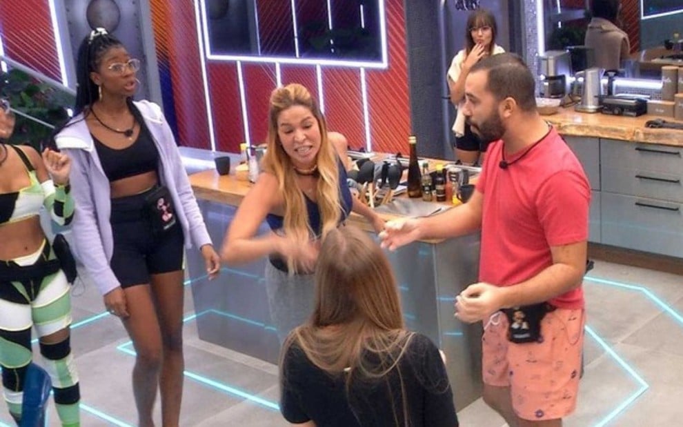 Imagem de Kerline Cardoso gritando com Carla Diaz no BBB21 e, ao lado, Camilla e Lucas e Gilberto Nogueira