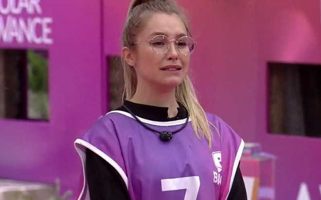 Carla Diaz chorando com colete roxo e blusa preta por baixo na disputa da prova do anjo no BBB21