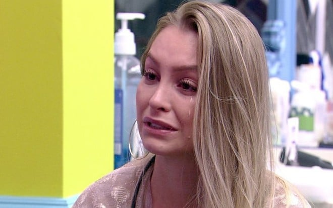 Imagem de Carla Diaz chorando no BBB21