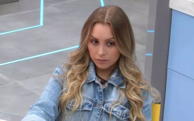 Imagem de Carla Diaz séria na cozinha da Xepa do BBB21