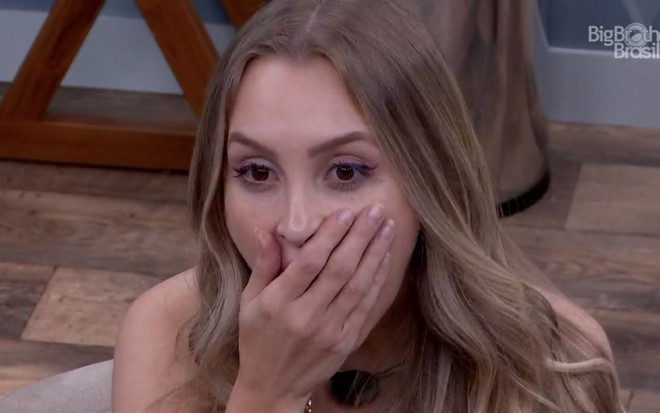 Imagem de Carla Diaz com a mão na boca no quarto secreto do BBB21
