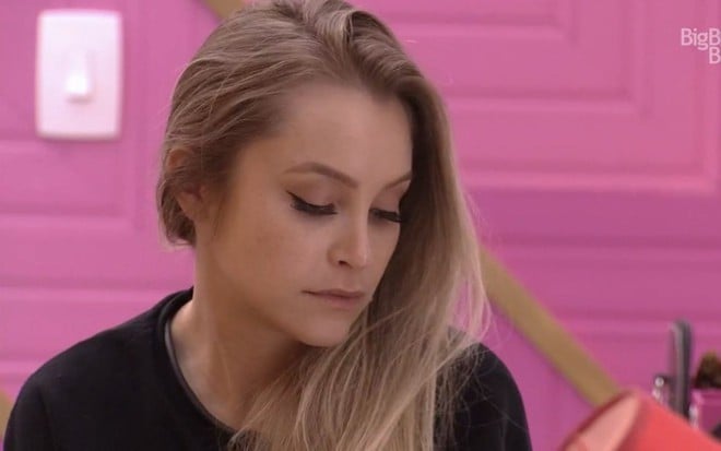 Imagem de Carla Diaz acordando no quarto colorido do BBB21