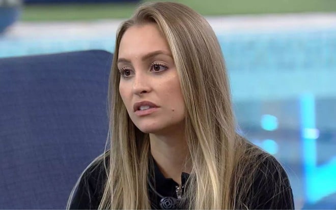 Imagem de Carla Diaz na área externa do BBB21