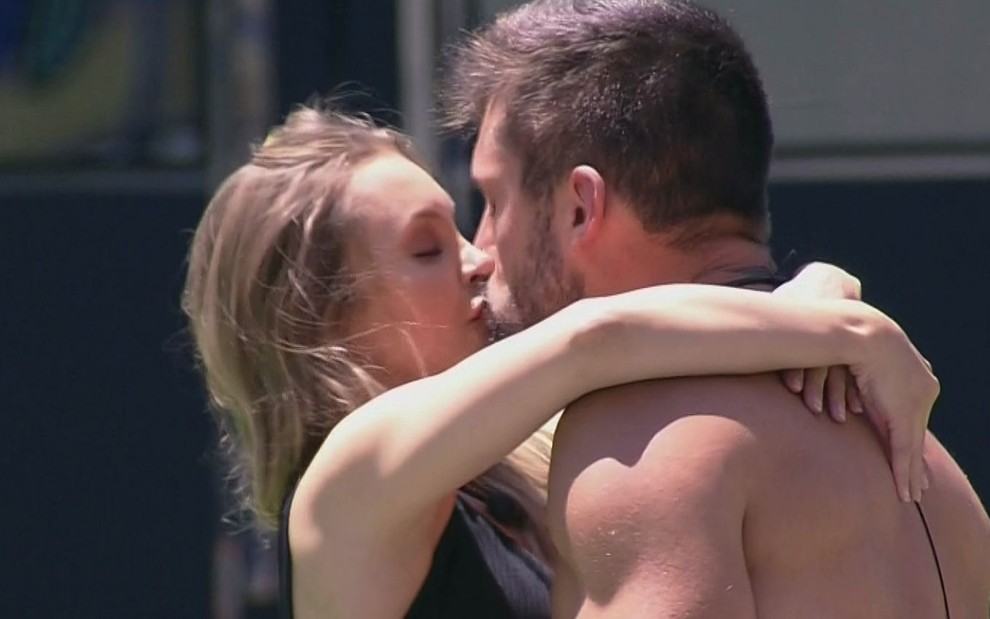 Carla e Arthur se beijando no jardim do BBB21, da Globo