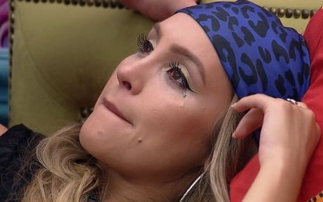 Carla Diaz deitada na cama e com a maquiagem borrado pelo choro no BBB21, da Globo