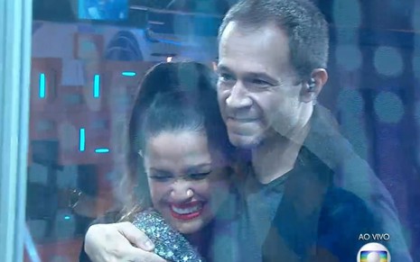 Juliette e Tiago Leifert abraçados durante o show de Projota e Lucas Penteado na final do BBB21, da Globo