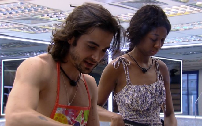 Imagem de Fiuk e Camilla de Lucas cozinhando na Xepa do BBB21