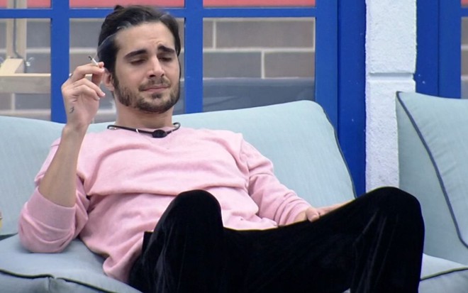 Imagem de Fiuk chorando enquanto fuma na varanda do BBB21