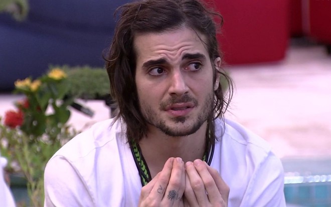 Imagem de Fiuk no BBB21, de cabelo preso