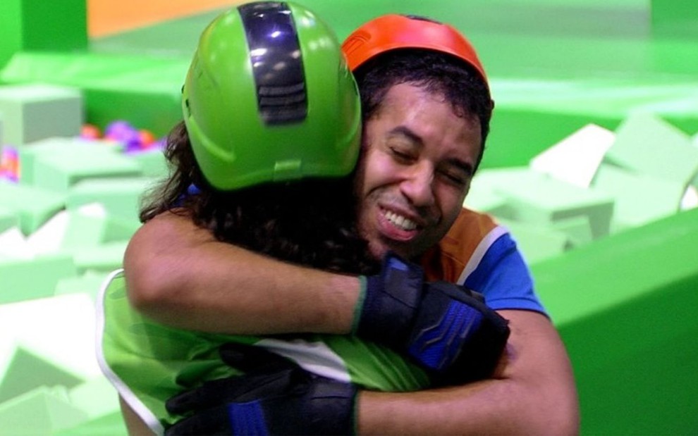 Imagem de Fiuk e Gilbeto Nogueira abraçados e comemorando a vitória na Prova do Anjo do BBB21