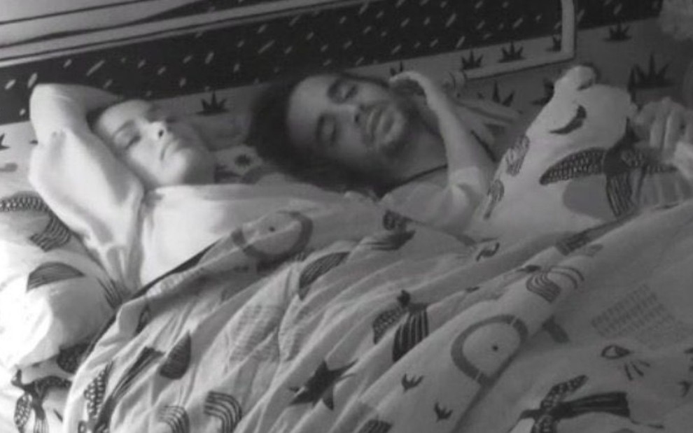 Imagem de Juliette Freire (à esq.) fazendo carinho em Fiuk na cama do quarto cordel no BBB21