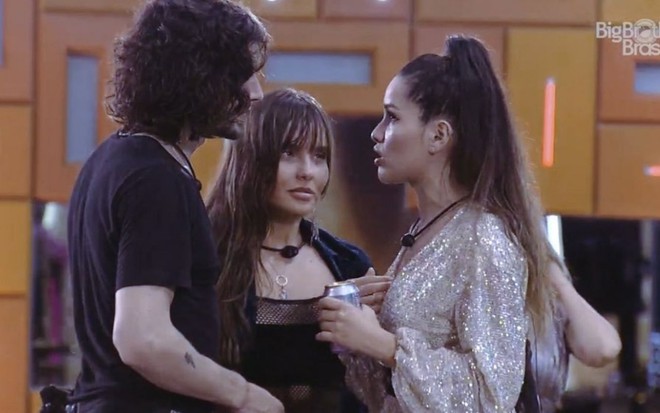 Imagem de Fiuk (à esq.) e Juliette Freire conversando durante festa no BBB21 e Thaís Braz entre eles