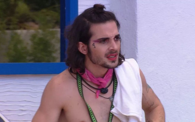 Imagem de Fiuk maquiado, de cabelo preso, no BBB21