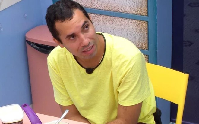 Imagem de Gilberto Nogueira na cozinha da Xepa do BBB21