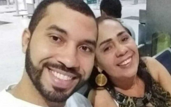 Imagem de Gilberto Nogueira (à dir.) ao lado da mãe, Jacira Santana