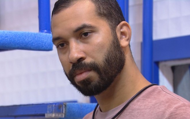 Imagem de Gilberto Nogueira concentrado no BBB21