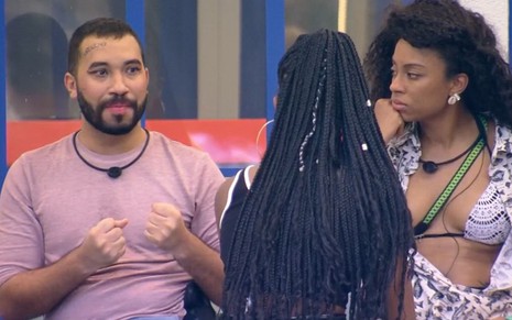 Gilberto Nogueira conversa com Camilla de Lucas, de costas, e Lumena Aleluia