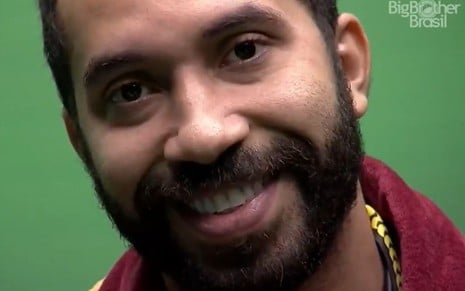 Sorridente, Gilberto Nogueira conversa com Tiago Leifert no confessionário do BBB21
