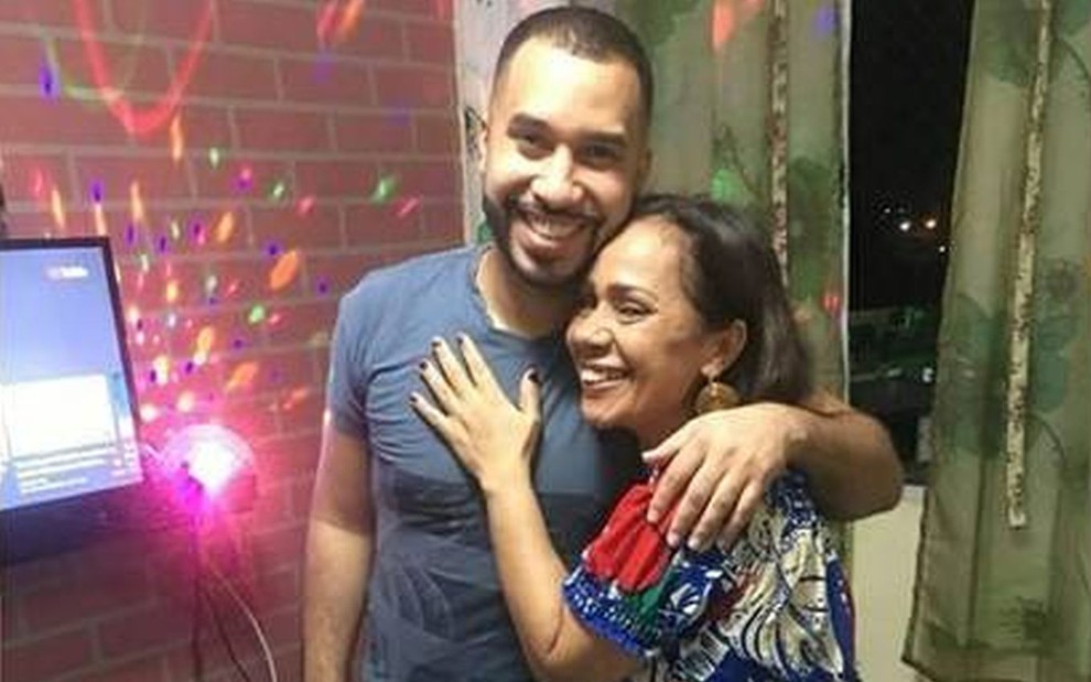 Gilberto Nogueira abraçado à mãe, Jacira Santana, em foto antes de entrar no BBB21