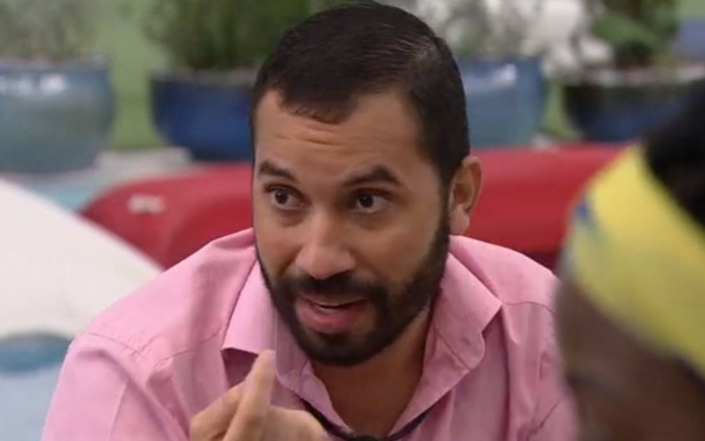 Gilberto Nogueira de camisa rosa em conversa no BBB21 nesta terça (9)
