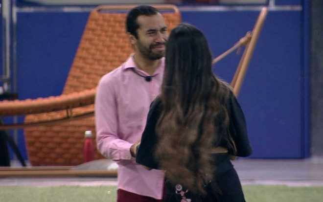 Imagem de Gilberto Nogueira chorando e sendo amparado por Juliette Freire no BBB21