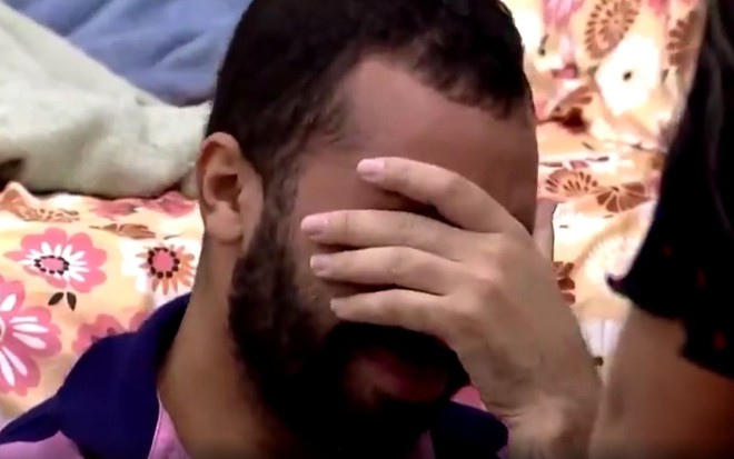 Imagem de Gilberto Nogueira chorando com a mão no rosto no BBB21