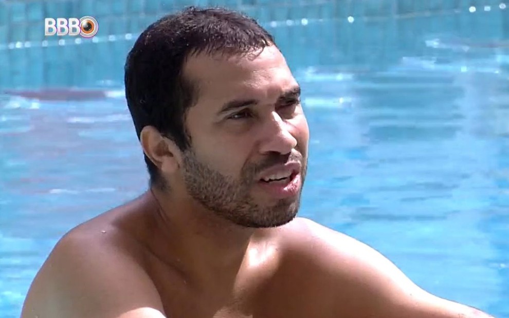 Gilberto Nogueira na piscina do BBB21 nesta terça