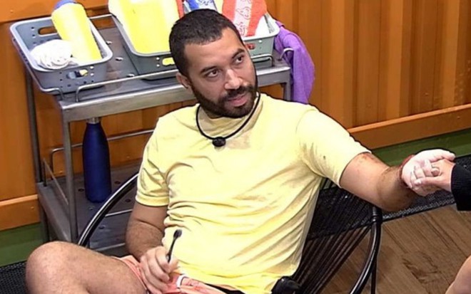 Gilberto Nogueira em conversa no BBB21 nesta quinta-feira (4)