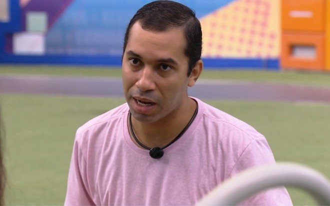 Imagem de Gilberto Nogueira na área externa do BBB21