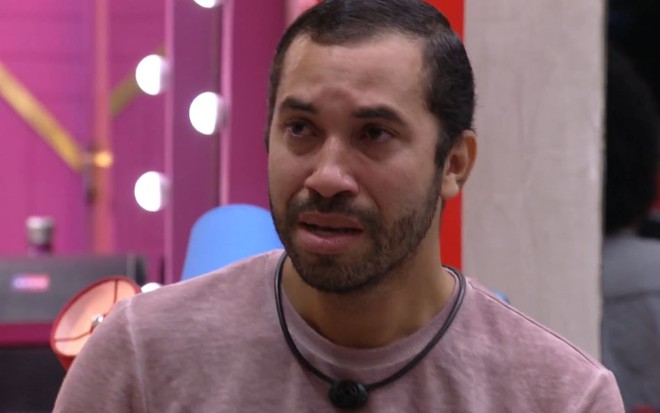 Imagem de Gilberto Nogueira chorando no BBB21
