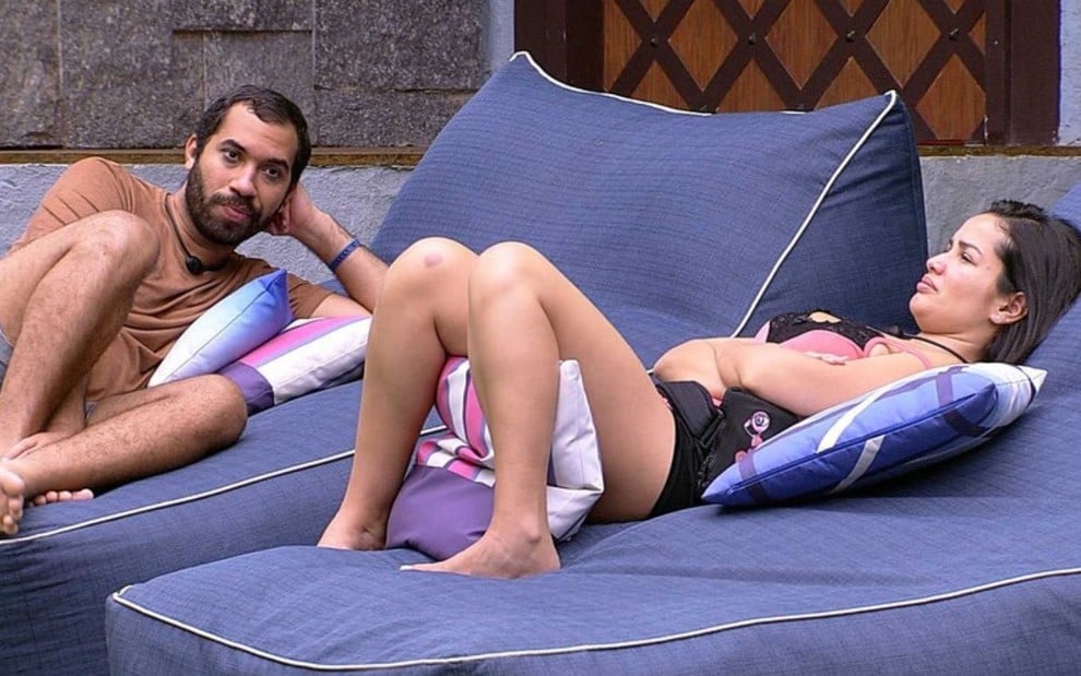 Imagem de Gilberto Nogueira e Juliette Freire deitados na área externa do BBB21