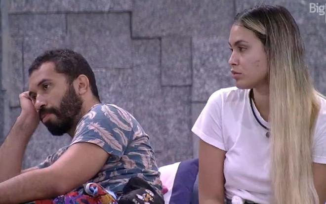 Imagem de Gilberto Nogueira e Sarah Andrade na área externa do BBB21