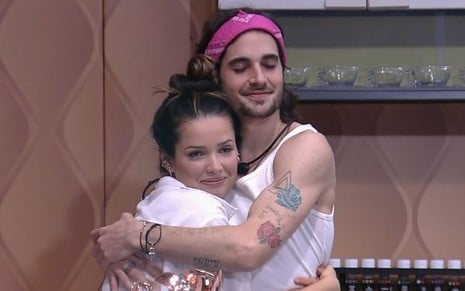 Juliette e Fiuk abraçados na casa do BBB21, da Globo