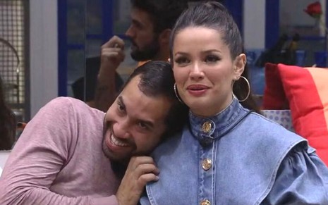 Gilberto e Juliette sorridentes no BBB21, da Globo