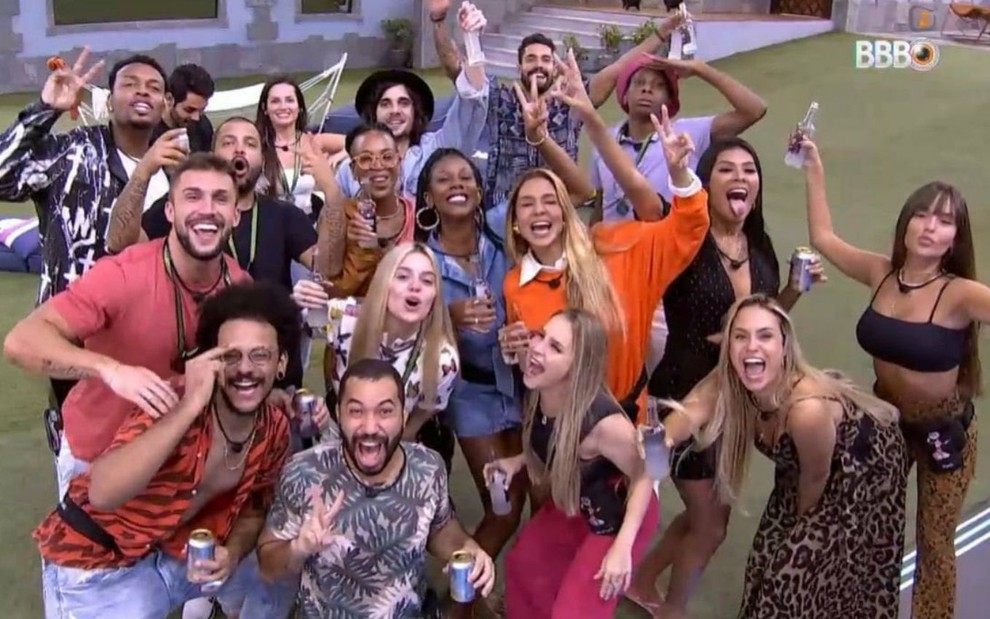 Os participantes no jardim casa do BBB21, da Globo, comemorando