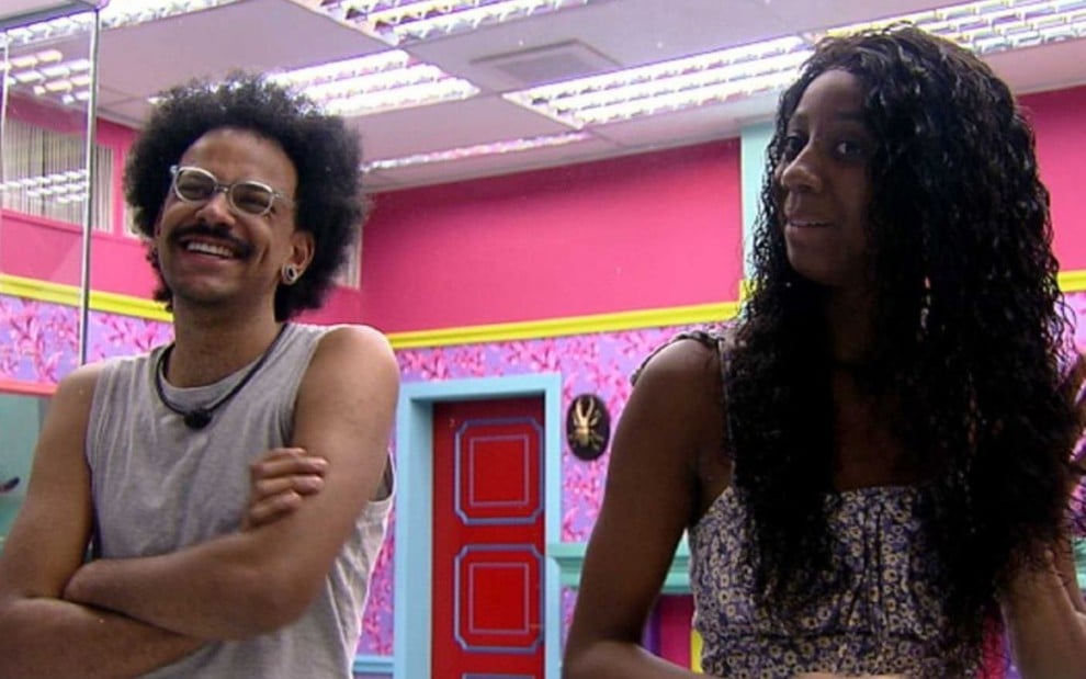 Imagem de João Luiz Pedrosa e Camilla de Lucas conversando no quarto colorido do BBB21