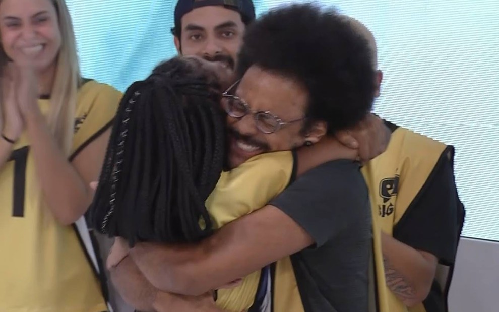 João Luiz Pedrosa abraça Camilla de Lucas após vencer a prova do líder do BBB21