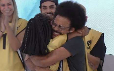 João Luiz Pedrosa abraça Camilla de Lucas após vencer a prova do líder do BBB21