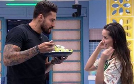 Arcrebiano Araújo, o Bil, e Juliette conversando na cozinha do BBB21