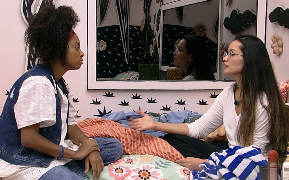 Imagem de Lumena Aleluia conversando com Juliette Freire no BBB21 no quarto Cordel