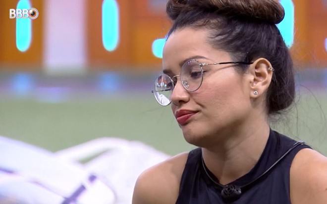 Imagem de Juliette Freire durante conversa com João Luiz Pedrosa na área externa do BBB21