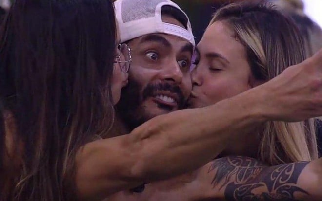 Imagem de Juliette Freire (à esq.) e Sarah Andrade beijando o rosto de Rodolffo Matthaus (no meio) no BBB21