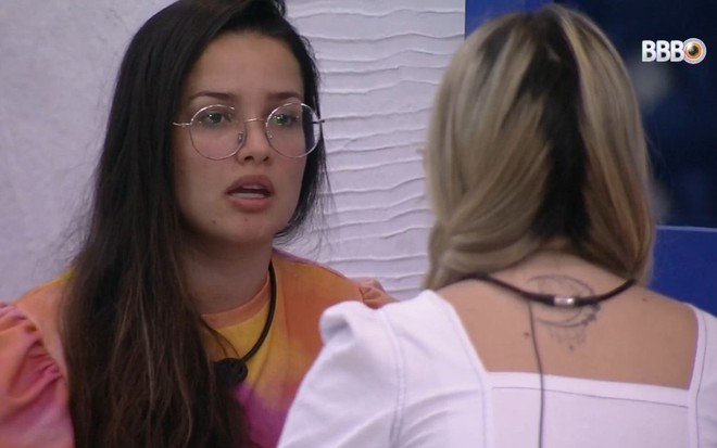 Imagem de Juliette Freire (à esq.) e Viih Tube conversando na área externa do BBB21