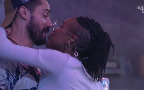 Imagem de Karol Conká tentando beijar Arcrebiano Araújo durante festa no BBB21