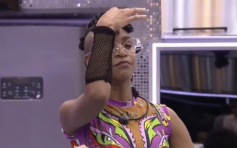 Karol Conká coloca a mão na cabeça em vídeo usado pela Globo para chamada do big fone