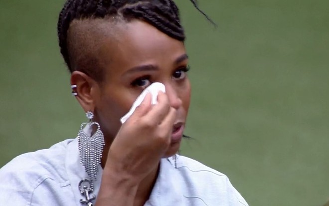 Karol Conká enxuga lágrima durante conversa no BBB21, da Globo