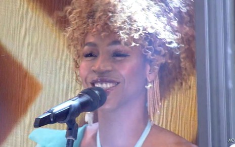 Imagem de Karol Conká cantando na final do BBB21