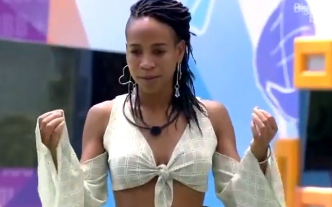 Karol Conká gesticulando em conversa na área externa do BBB21, da Globo