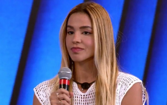 Kerline Cardoso com expressão triste no estúdio do BBB21